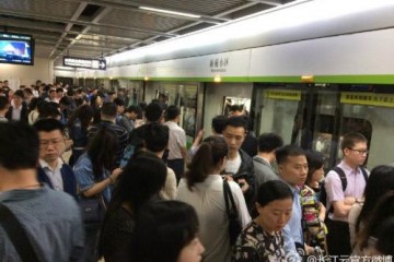 武汉地铁一列车运行中数次现火花 已退出运行