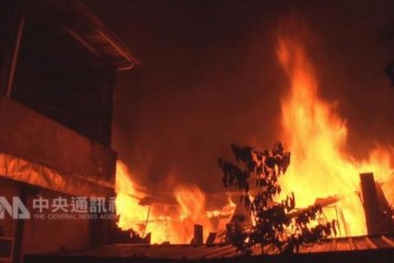 台湾苗栗县一铁皮屋起火 屋主吃宵夜躲过一劫